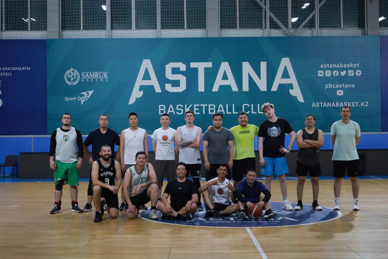 Команда в футболках СПАРТА Astana после тренировки