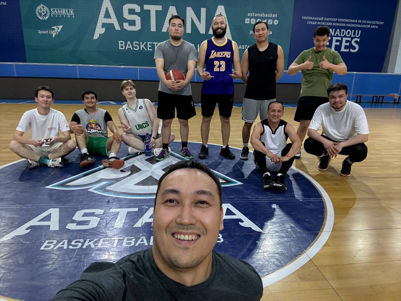 Селфи команды на центральном круге Astana Basketball Club
