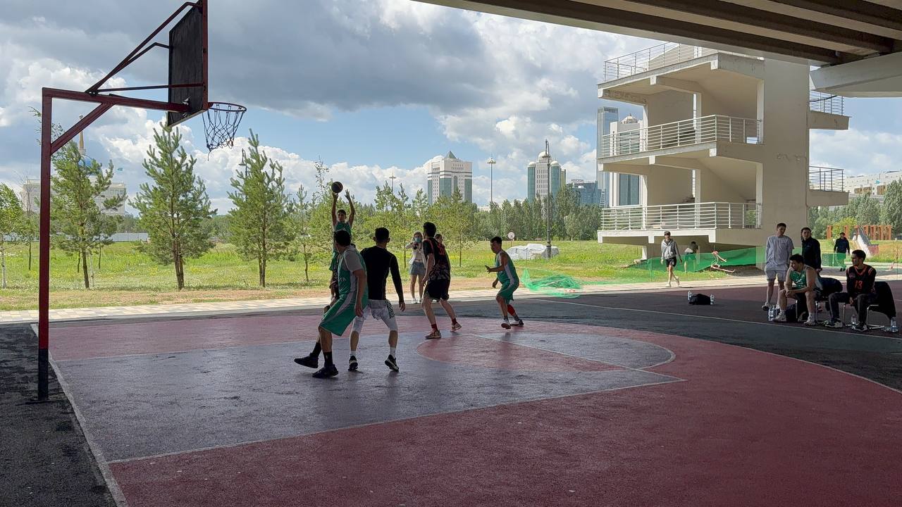 Уличный баскетбол на фоне столичных высоток