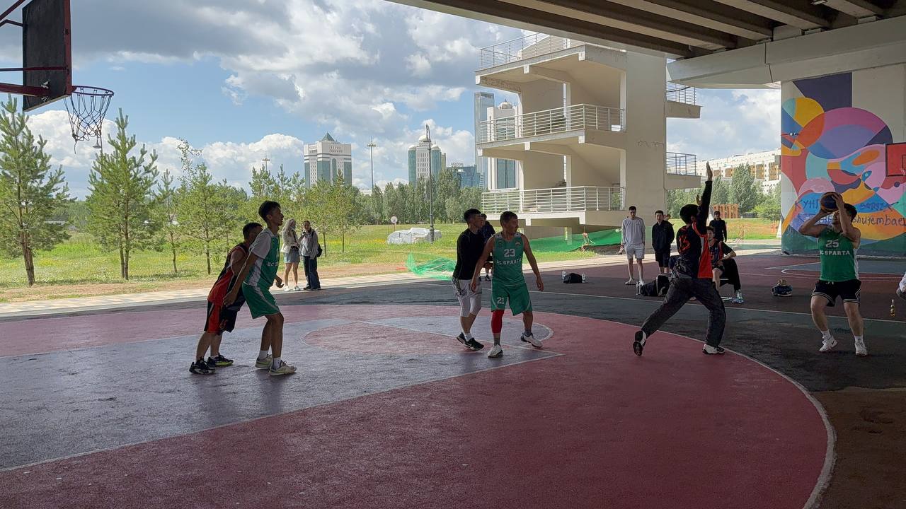 Игровой момент на уличной площадке под мостом