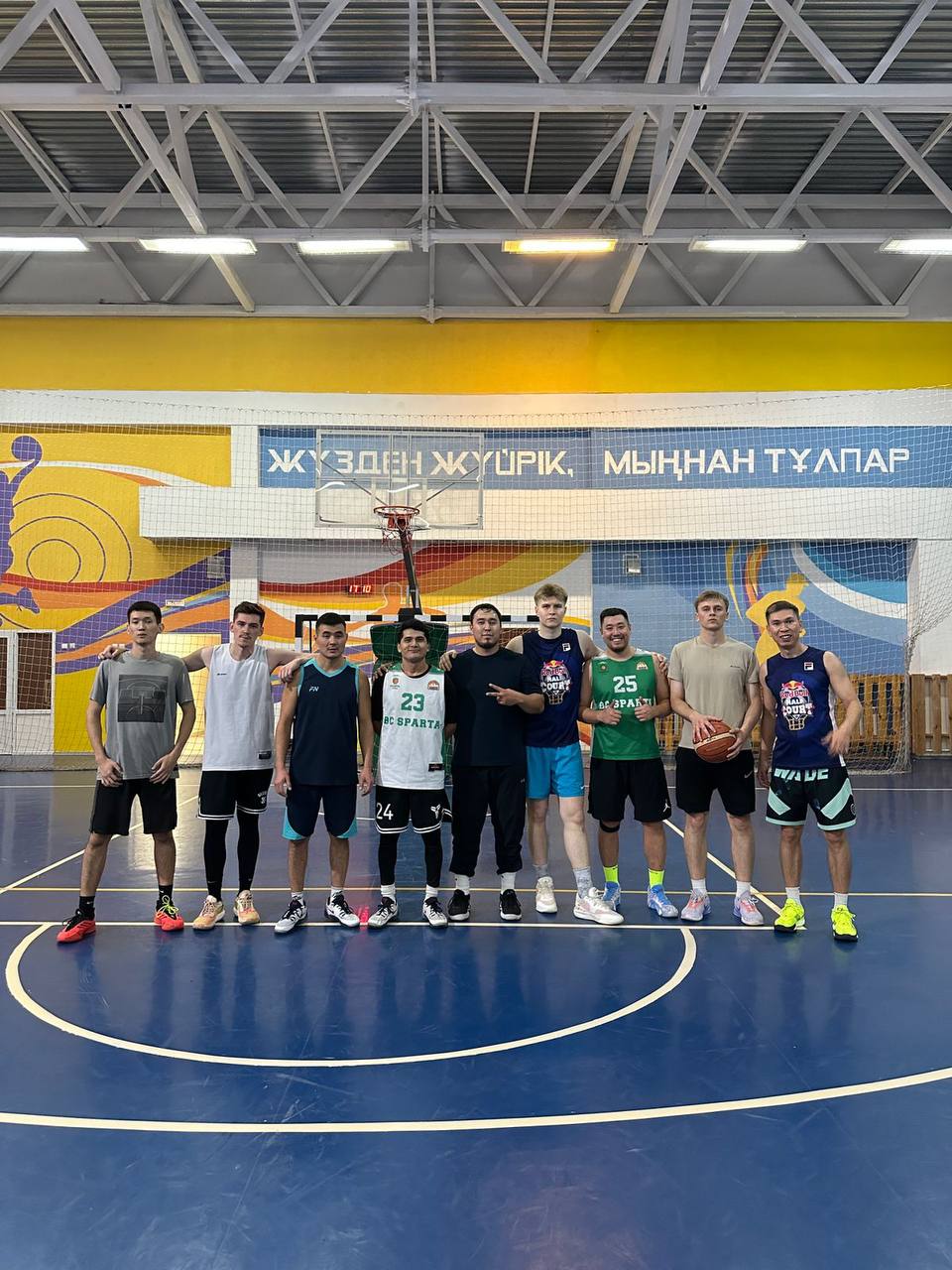 Игроки БК SPARTA в зале перед игрой