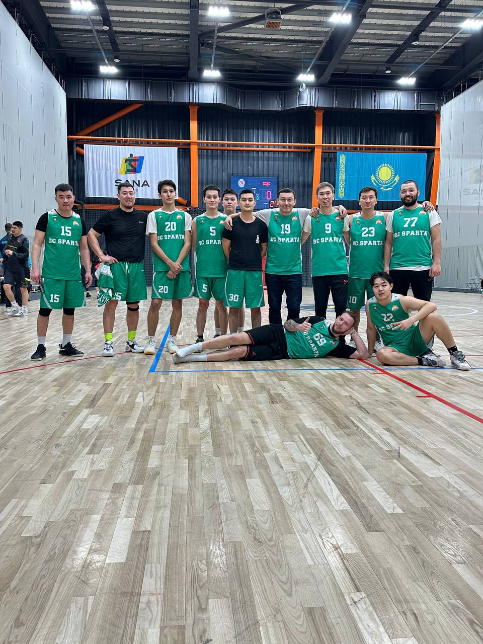 БК SPARTA в зелёной форме после матча в Sana Sport
